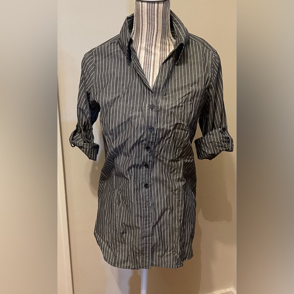 Harve Bernard Button Down, Button Back Chic And C… - image 1